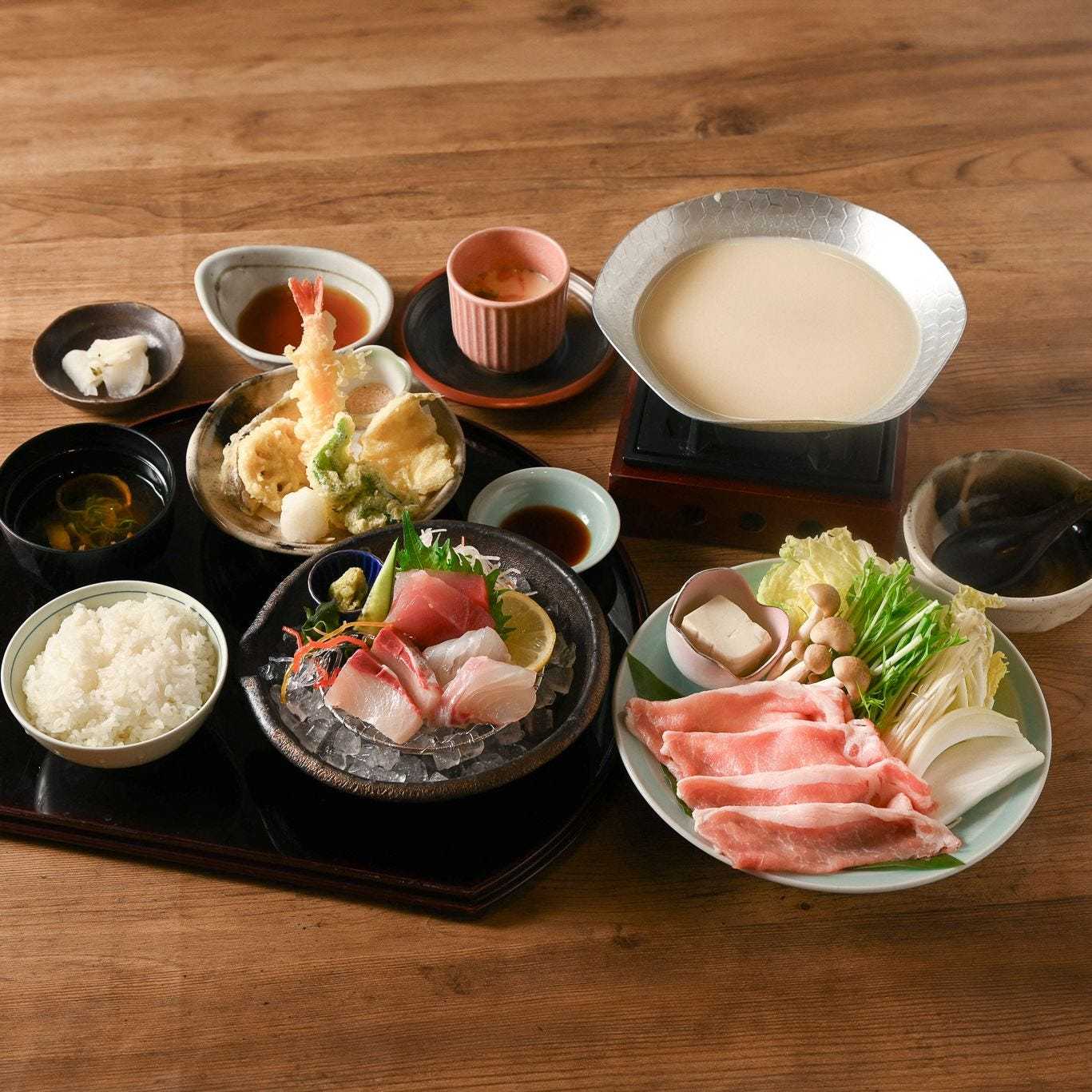 【秘伝の濃厚な豆乳出汁を日吉豚と共に】お造りと天婦羅、日吉豚の豆乳鍋御膳