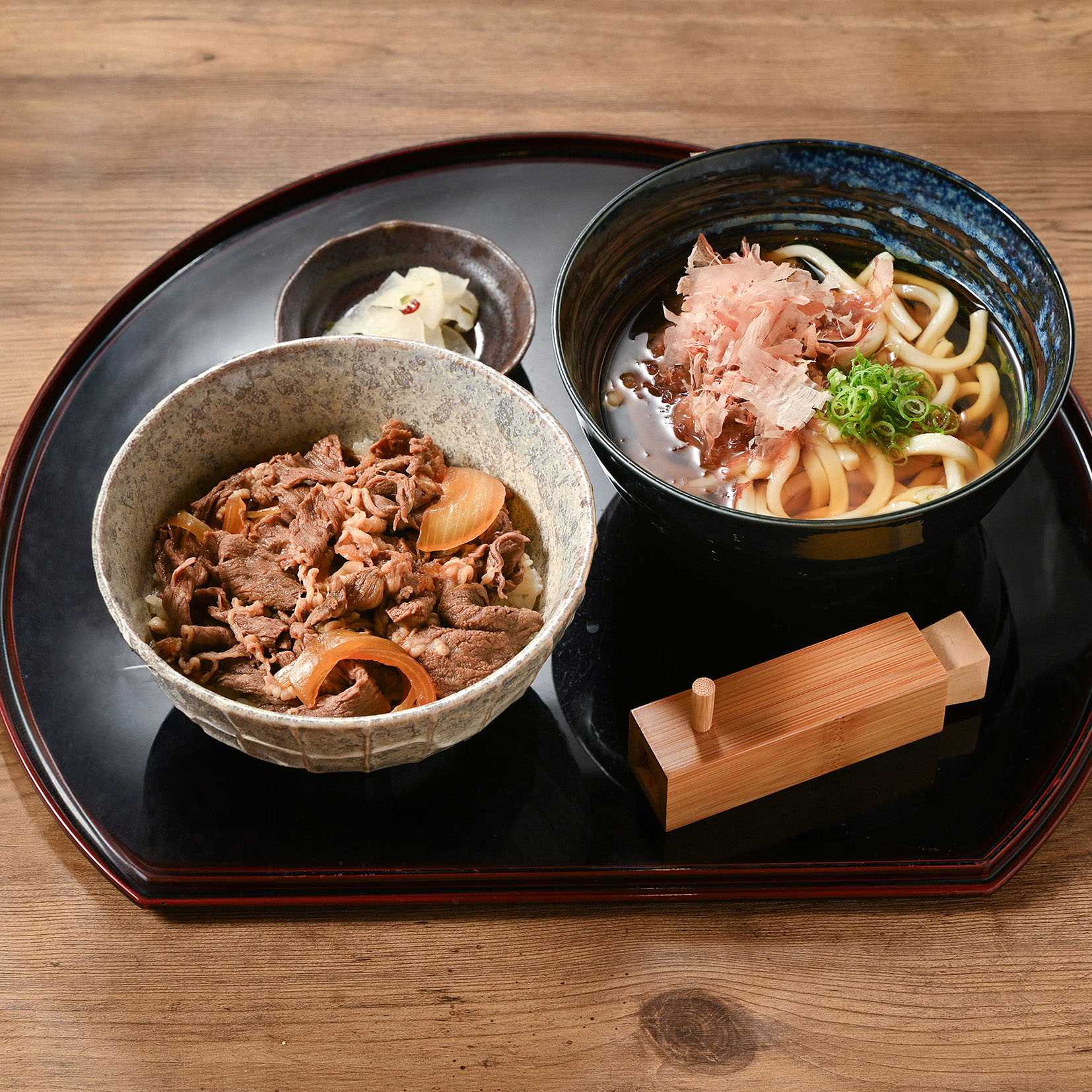 【お出汁にこだわった】牛丼とミニうどん定食